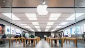 Entrada de una tienda de Apple con el logo de la empresa al frente.