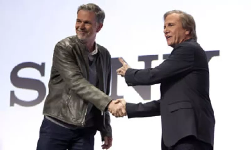 El CEO de Netflix, Reed Hastings (i), saluda al directivo de Sony, Michael Fasulo (d), durante la conferencia. (Foto: Reuters)