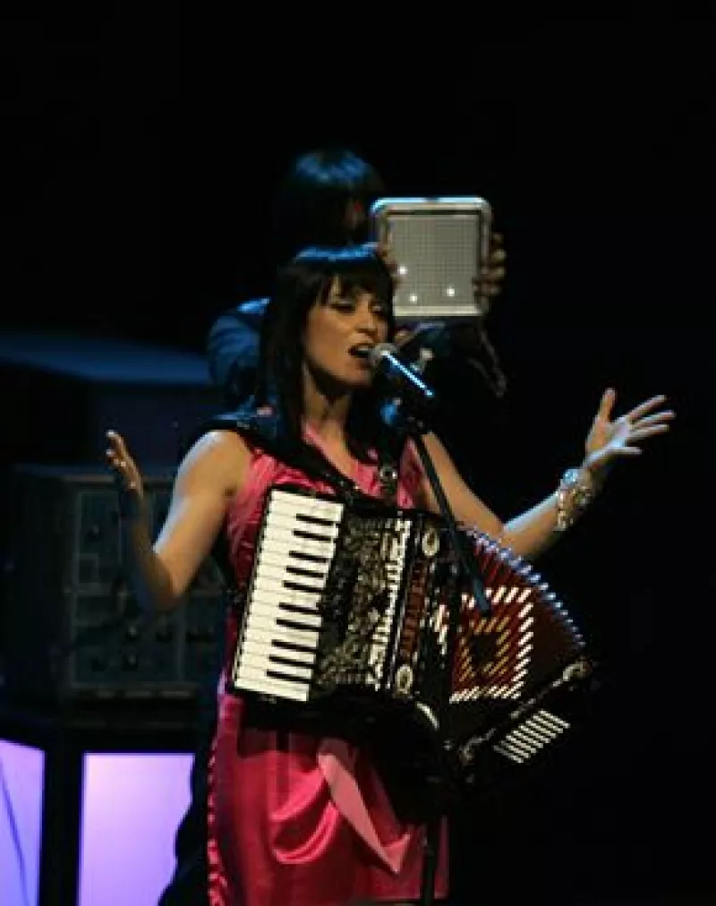 La cantautora mexicana participará en el espectáculo en honor al ganador de 2008.