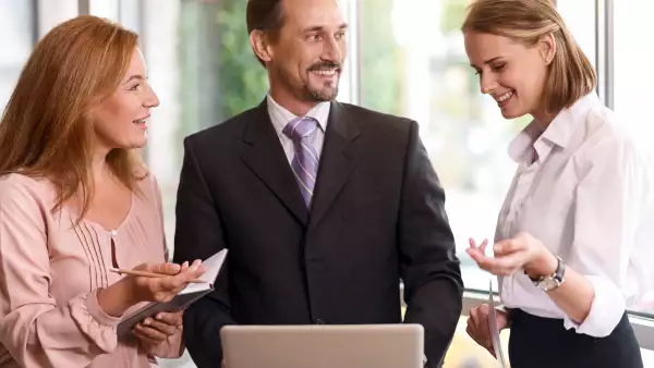 Tres personas como agentes de la aseguradora Quálitas.