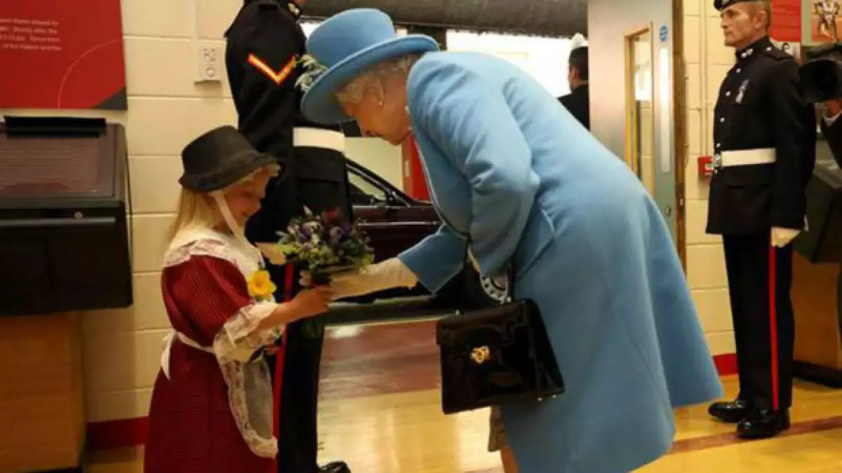 La pequeña nunca olvidará el día que conoció a la Reina de Inglaterra pero no precisamente por la emoción del encuentro, si no por el golpe en la cara que recibió.
