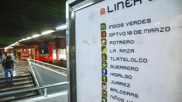 Estación de la Línea 3 del metro de la CDMX, se ve el mapa y un convoy llegar.