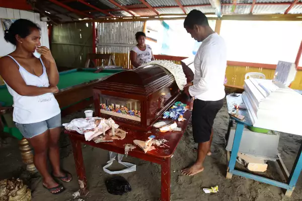 Pobladores de La Chorrera lloran a sus difuntos, un día después de haber recuperado sus cuerpos.