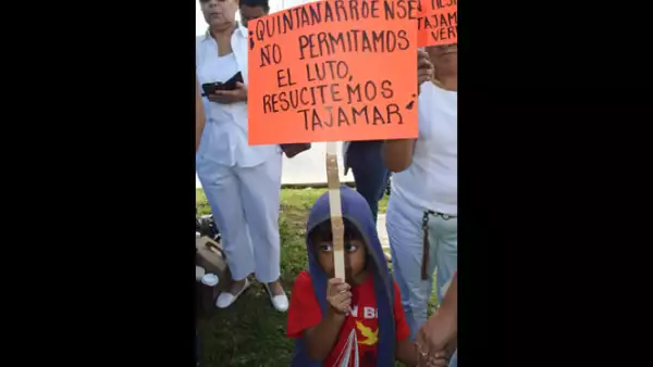 Los niños también participaron en la protesta contra la desaparición del manglar para realizar el proyecto turístico.