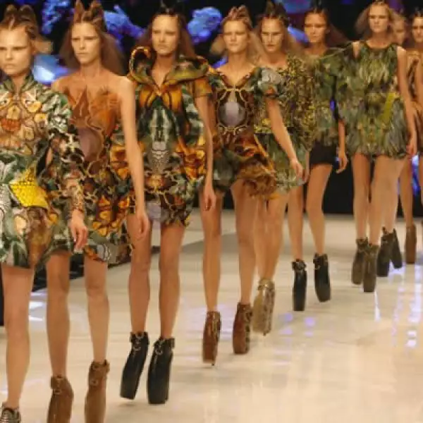 Aporta una nueva visión de la moda con patrones arquitectónicos en increíbles telas.