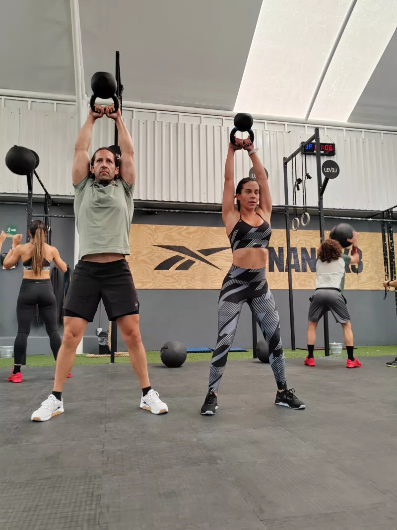 Un hombre y una mujer hacen crossfit con los Reebok Nano X3.