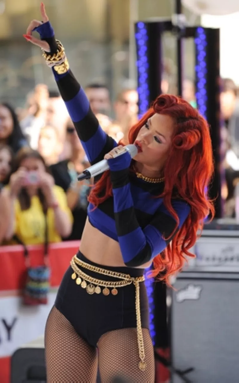 La sexy cantante cayó de rodillas mientras interpretaba uno de sus éxitos durante un concierto que ofreció en Canadá.