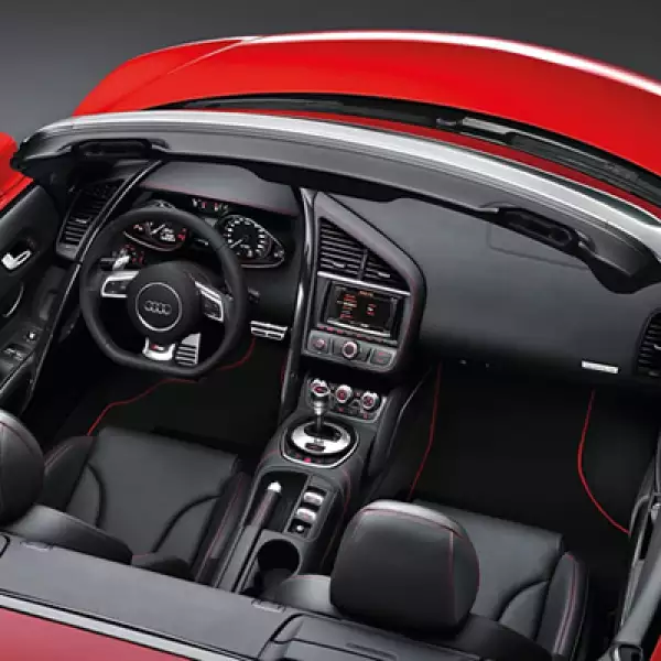 Entre los detalles de confort más relevantes figuran los sistemas de navegación plus y de sonido Bang & Olufsen, control de voz y el mecanismo de estacionamiento con cámara de reversa.