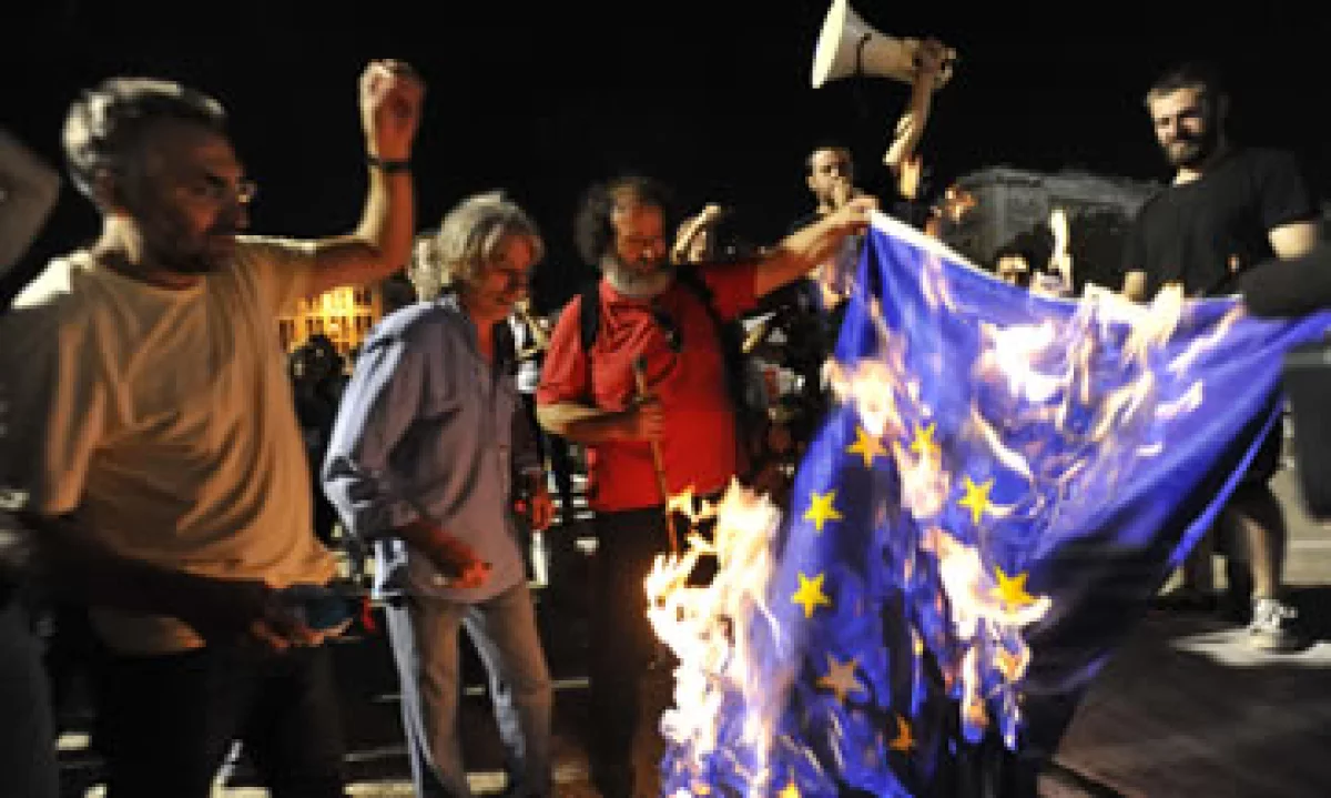 Algunos manifestantes quemaron banderas durante la protesta. (Foto: AP)