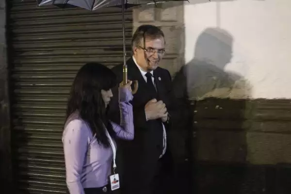 Marcelo Ebrard, durante cena con Andrés Manuel López Obrador y otros funcionarios.