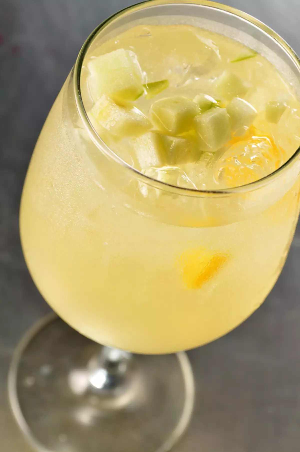 Sangría Blanca con vodka, jarabe, limón, fruta picada, vino blanco y ginger ale