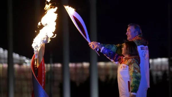 El exjugador de hockey Vladislav Tretiak y la patinadora de hielo Irina Rodnina fueorn los encargados de encender el pebetero.