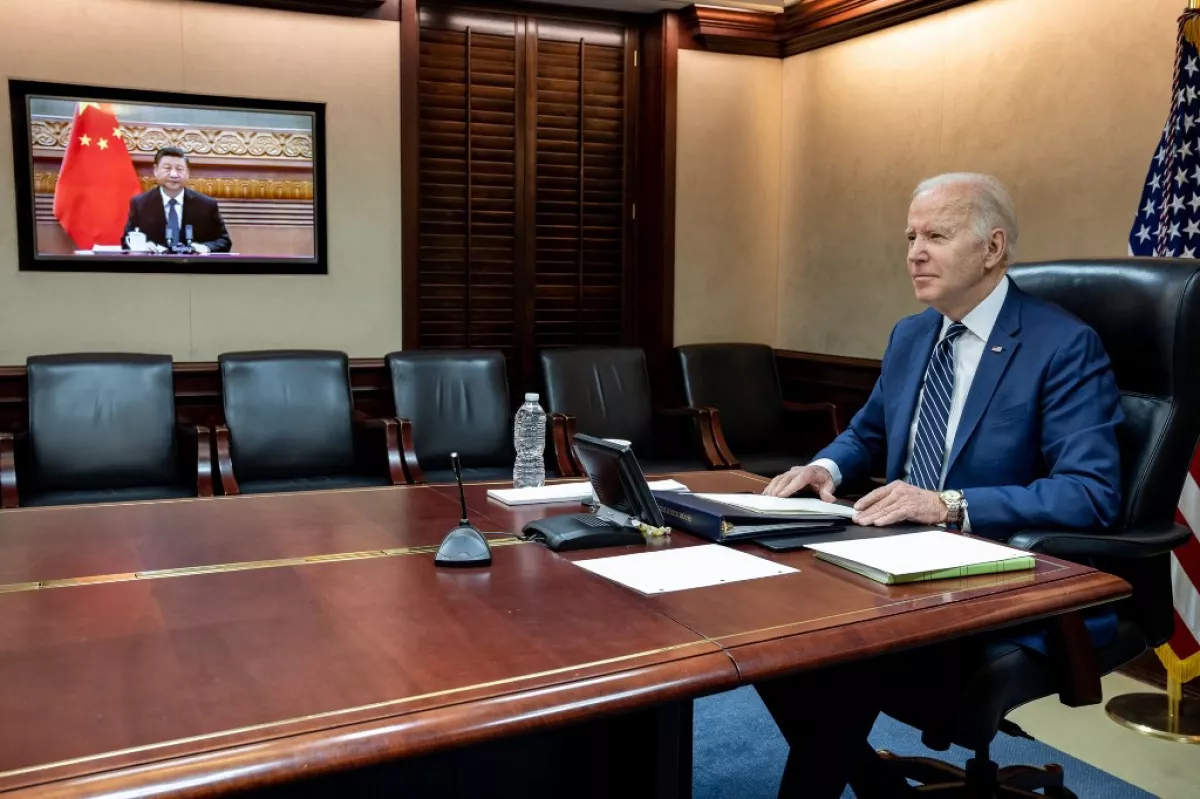 En esta imagen publicada por la Casa Blanca, el presidente de Estados Unidos, Joe Biden, habló con el presidente de China, Xi Jinping desde la Casa Blanca en Washington D.C.. 