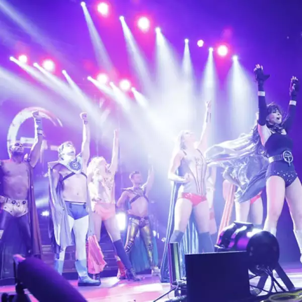 Toda una superheroína, así lució la Trevi en su concierto.