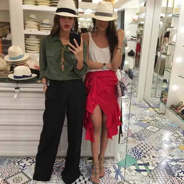 Vita Romo en Capri, Italia. Básico de verano: sombrero.
