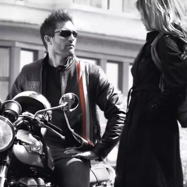 Esta moda deportiva incluye lentes, cartera, monederos, cinturones de cuero, gemelos de acero, una llave USB de 30 GB y un celular.