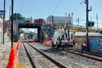 Trabajadores de la construcción comenzando las obras para el desarrollo del Tren México-Querétaro en la avenida Corregidora Norte. 