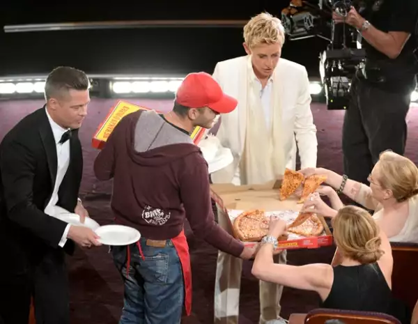 Ellen DeGeneres y las estrellas más grandes del mundo comiendo pizza en medio de la ceremonia de los Oscar.
