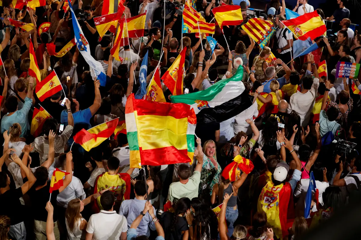 Seguidores del opositor Partido Popular de España ondean banderas fuera de la sede del partido el día de la elección general en Madrid, España. 