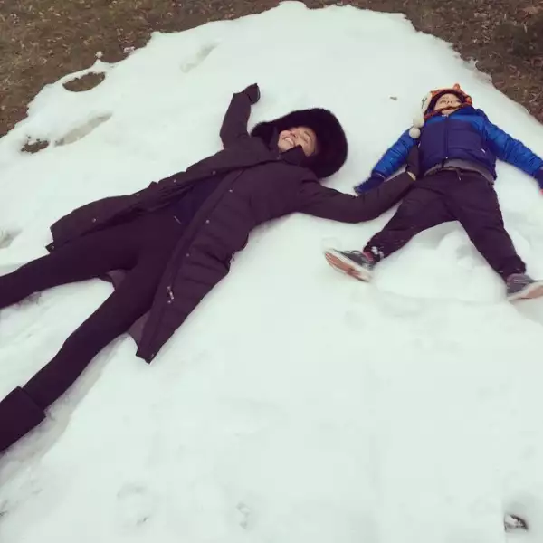 Si se trata de jugar en la nieve, Miranda Kerr y su hijo Flynn no pierden el estilo.