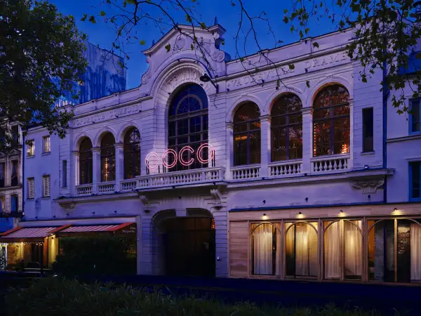 La fiesta fue en Le Trianon, un teatro del siglo XIX en Montmartre.