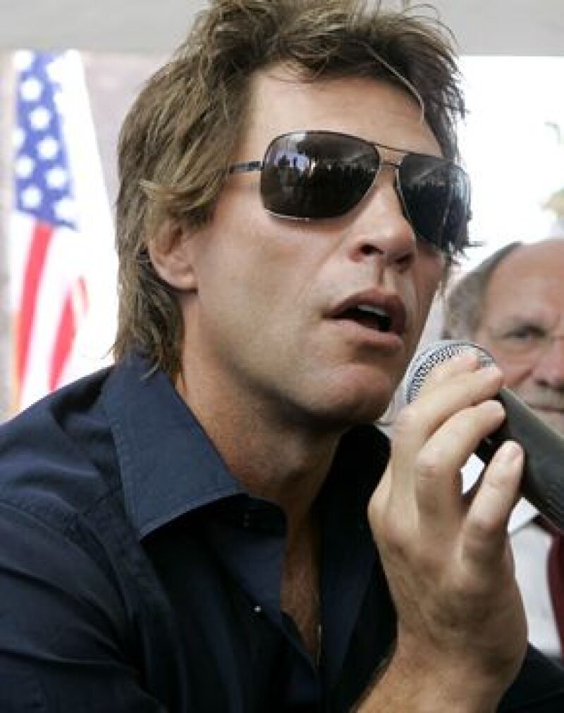 El cantante recaudará fondos para ayudarle a pagar la deuda de su campaña presidencial.