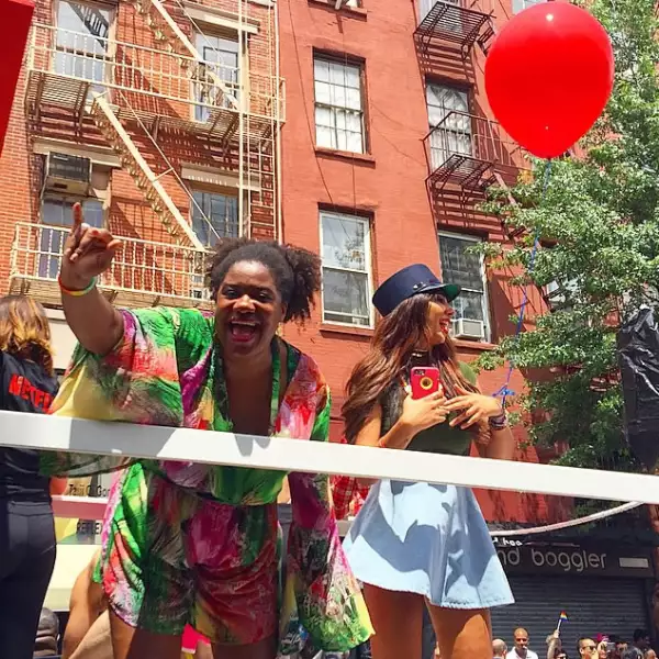 Asi fueron captadas las actrices, entusiasmadas, por los asistentes durante el evento.