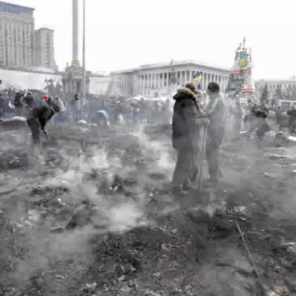 El presidente Viktor Yanukovich enfrenta presiones opuestas de ministros de la Unión Europea y de Rusia; se plantea un gobierno temporal hasta la celebración de nuevas elecciones, según fuentes.