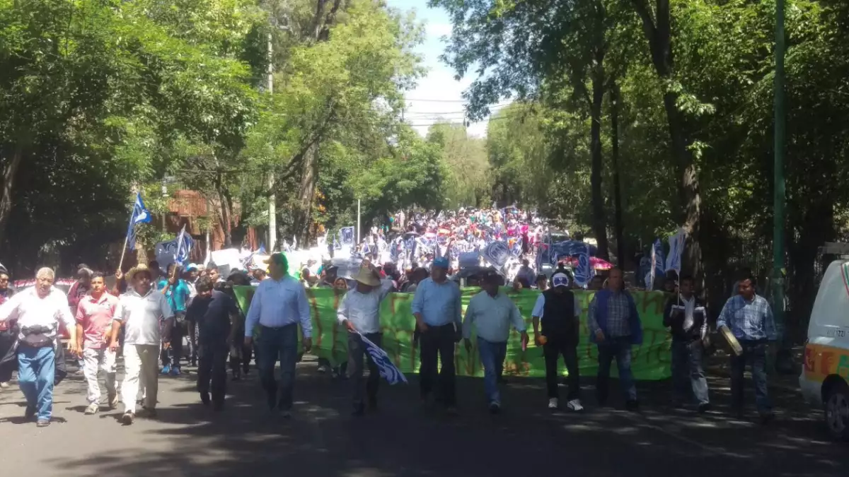 Militantes del PAN en el estado de Hidalgo protestaron frente a la sede del INE en contra de los consejeros del Instituto Estatal Electoral.  