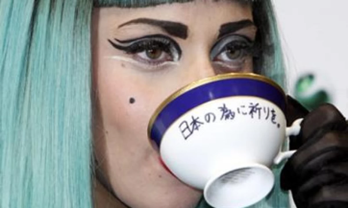 Vestida de negro, bebía de una taza que decía “Plegarias por Japón†en japonés. (Foto: Reuters)