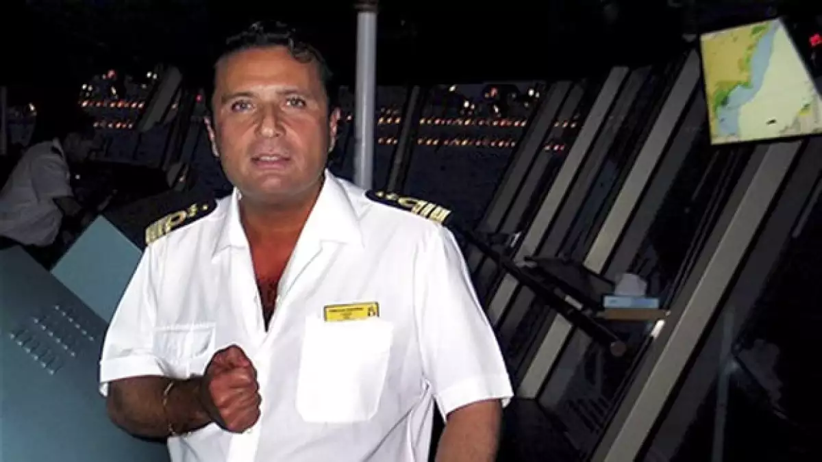 El capitán Francesco Schettino posa en foto de archivo