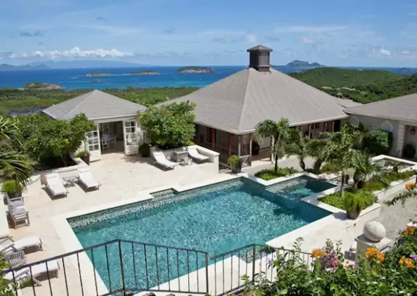 El complejo turístico de lujo Mustique es dueño de la superficie total de la isla, la cual cuenta con 80 propiedades de lujo, con todas las comodidades para disfrutar de las paradisíacas playas caribeñas.