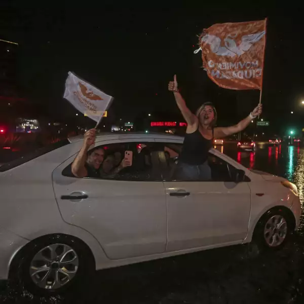 Simpatizantes de candidato a la presidencia municipal de Guadalajara, Pablo Lemus, festejan el triunfo alrededor de la Glorieta Minerva.