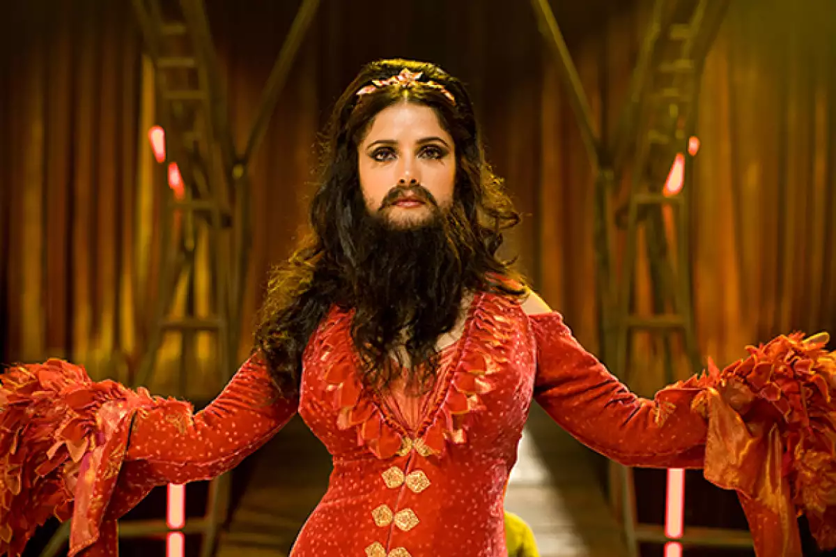 La mujer barbona, así fue el look de Salma para Cirque du Freak.