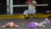 niña frente a muñecos situación vulnerable