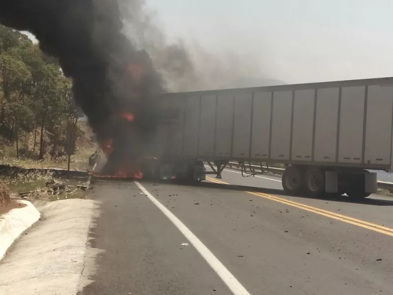Uno de los camiones que fue dañado por presuntos integrantes del crimen organizado en Michoacán.