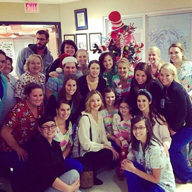 La foto de recuerdo de Jennifer con el personal y pacientes del hospital.