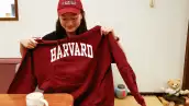 Yu-Hsuan Lin, de 27 años, posa para una foto con un sombrero de Harvard y una sudadera con capucha en Taipei, Taiwán, el 24 de mayo de 2025.