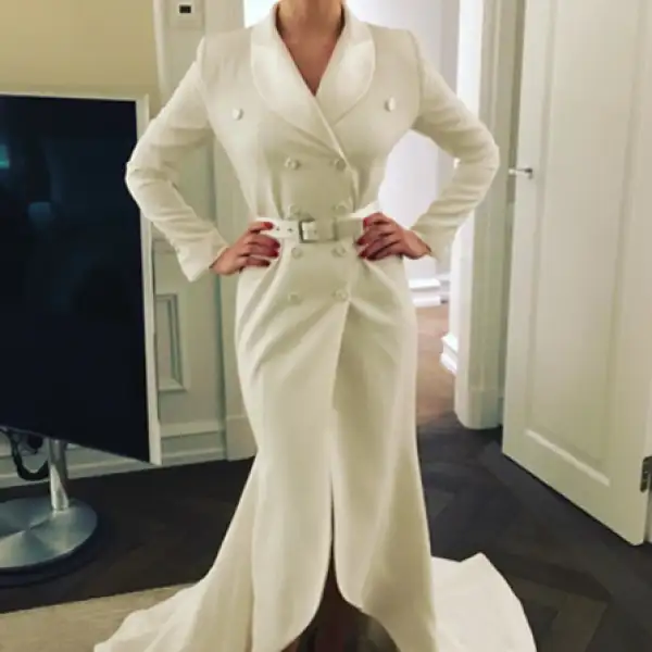 En la premiere de Spectre en Copenhagen, la actriz llevó un vestido de Alexis Mabille Couture Primavera 2013 y le dio un acento a su look con pumps de satín en rojo.
