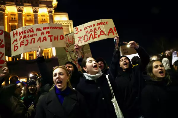 Los manifestantes gritan consignas durante una manifestación organizada por la coalición PP-DB de la oposición de Bulgaria contra el marco financiero propuesto del presupuesto del país, fuera del parlamento, en Sofía, Bulgaria, el 1 de diciembre de 2025.