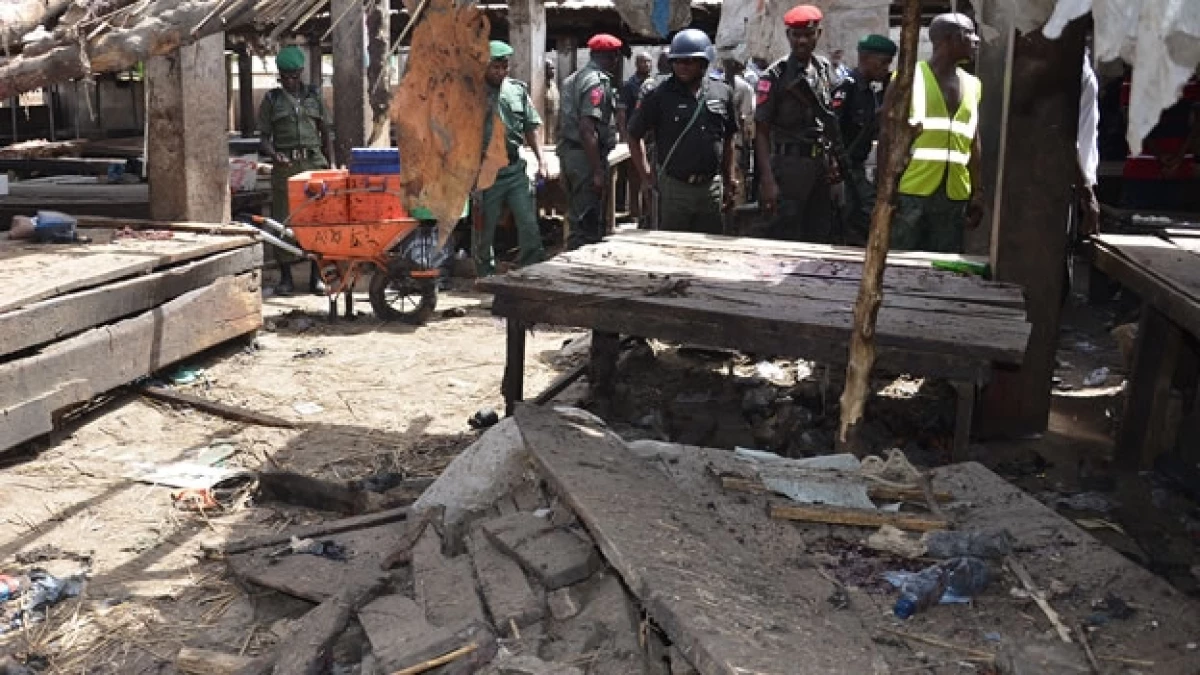 Autoridades inspeccionan el lugar donde un hombre se explotó, causando muertos y heridos en Nigeria
