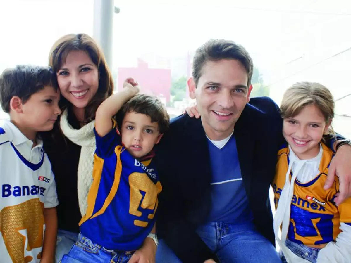 Mari Gely y Juan Camilo acudieron recientemente a un partido de los Pumas acompañados por sus hijos: Juan Camilo, Iván y María de los Ángeles.