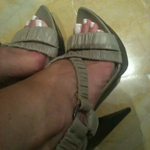 Lucero tiene un poco de todo, estás lindas zapatillas pueden ser para ir a comer o tomar un café.