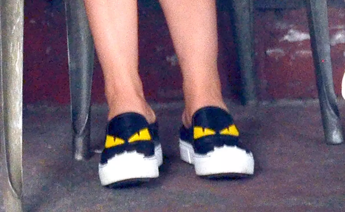 Estos tenis Fendi dieron un toque divertido a su outfit.