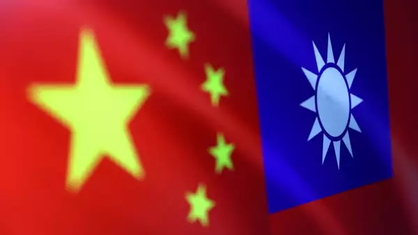 Las banderas chinas y taiwanesas se ven en esta ilustración, el 6 de agosto de 2022. Ambas naciones han mantenido un conflicto y tensiones durante décadas. 