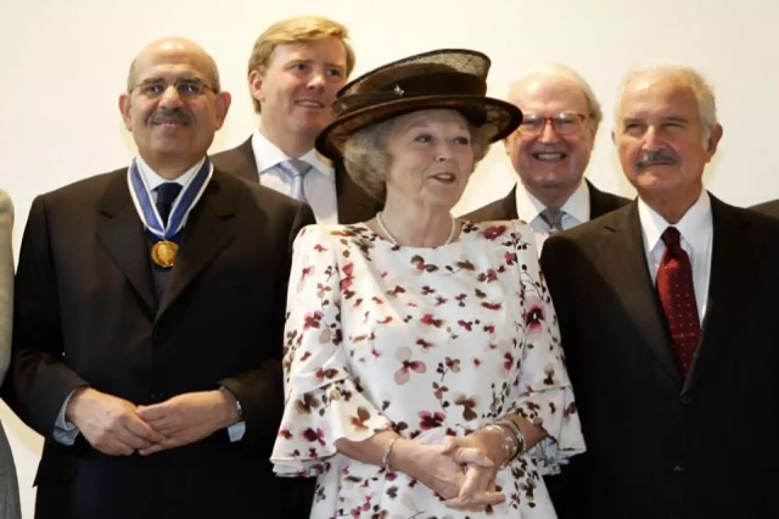 Carlos Fuentes llegando a la ceremonia del Premio Don Quijote.