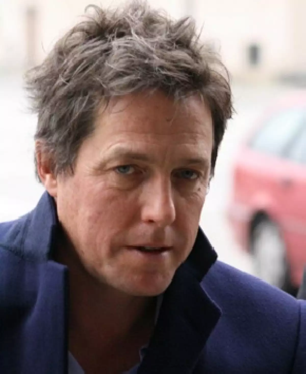 El actor británico, quien ingresó a un hospital a causa de problemas respiratorios, ya fue dado de alta, pero como cualquier mortal tuvo que esperar para ser atendido.