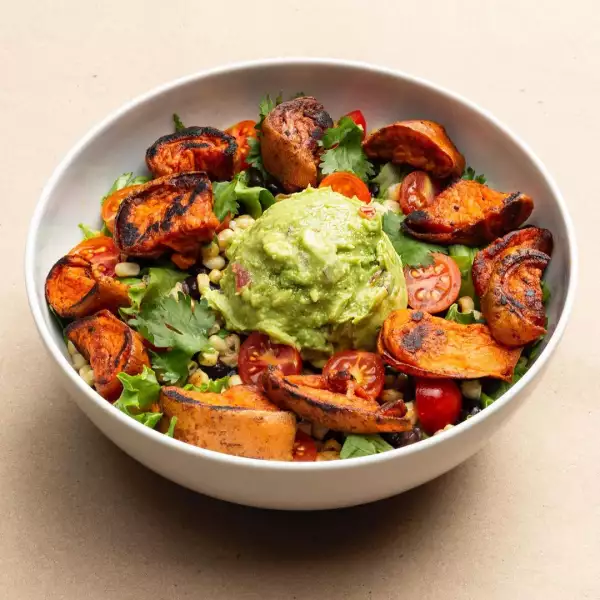 plato de ensalada con tomates asados y guacamole