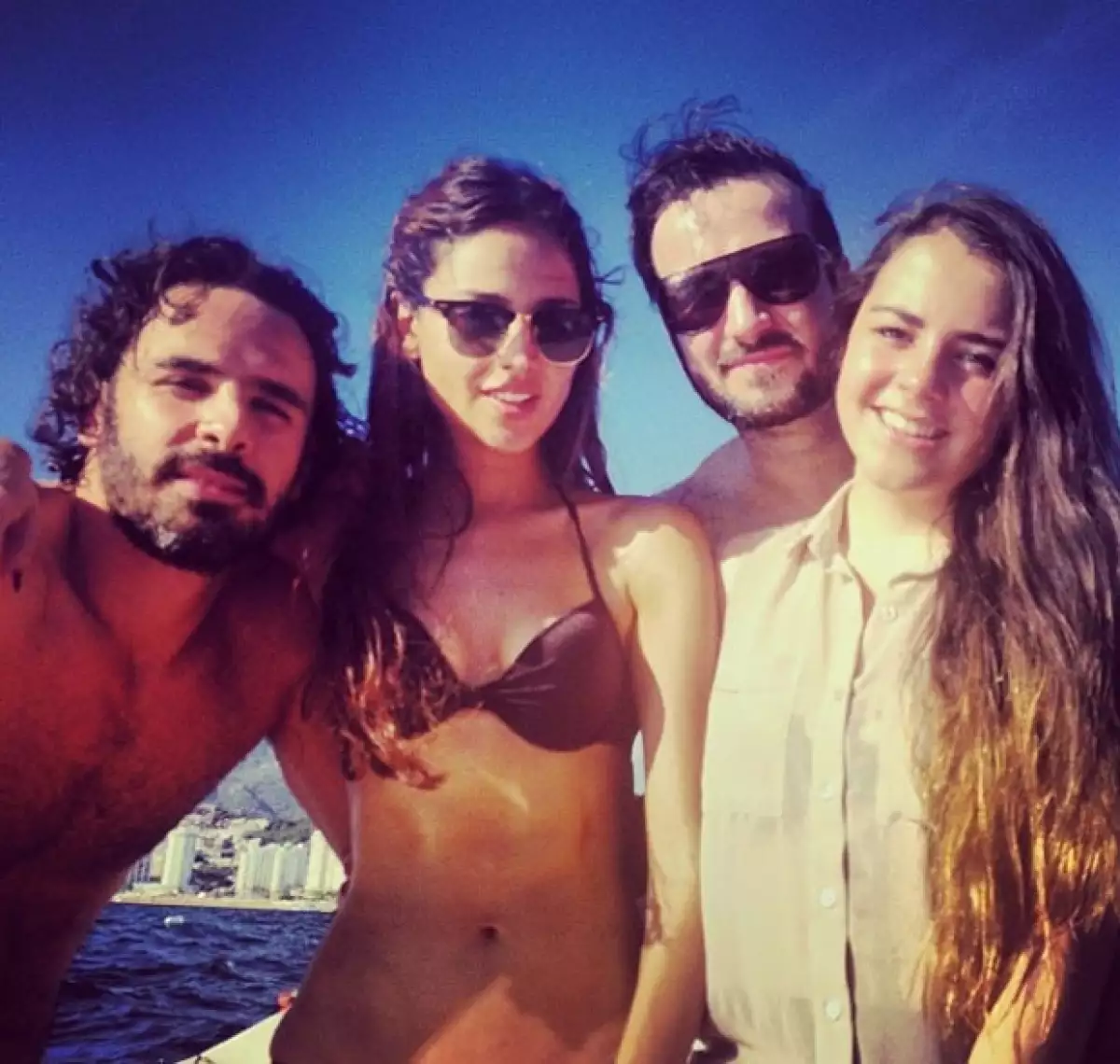 A pesar de que este año finalizaron su noviazgo, los jóvenes continúan su amistad, prueba de ello una foto publicada por una amiga en común en Instagram donde se les ve disfrutando del puerto.