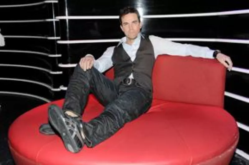 El cantante británico asegura que sus ex compañeros quieren su regreso y que ha superado una disputa con Gary Barlow, miembro del grupo y espera una llamada de él.